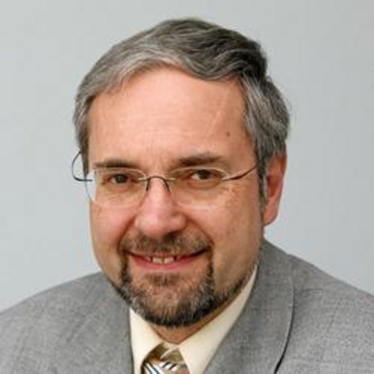 PETER FLECKENSTEIN, Leitung Programmbereich Beruf, Firmenschulungen, pädagogischer Mitarbeiter